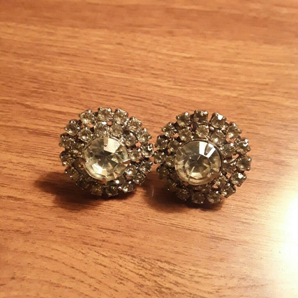 Unsigned Vintage Rhinestone screw back earrings - Picture 5 of 8